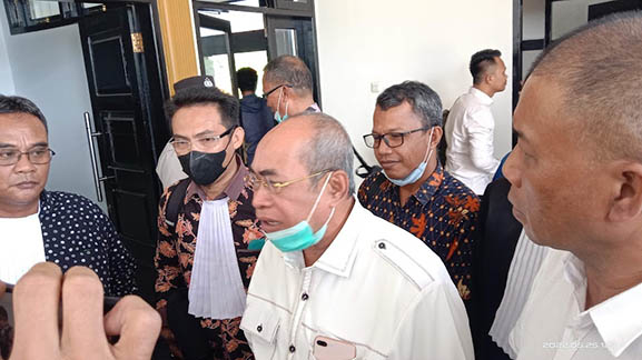 Adhan Dambea (kemeja putih) bersama tim pengacara, saat memberikan keterangan usai sidang perkara pemcemaran nama baik, yang digelar di Pengadilan TIPIKOR dan Hubungan Industrial Gorontalo, Rabu (6/7/2022). Foto : Lukman Polimengo.