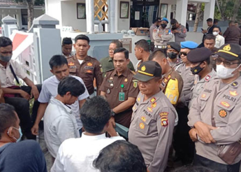 Aliansi Mahasiswa dan Masyarakat Peduli Daerah (AMPD) Provinsi Gorontalo bersama dengan LSM Bongkar menggelar unjuk rasa di dua lokasi masing-masing Kejaksaan Negeri (Kejari) Kabupaten Gorontalo dan Kejaksaan Tinggi (Kejati) Gorontalo, Senin (25/7/2022). Foto : Lukman Polimengo/mimoza.tv