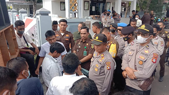 Aliansi Mahasiswa dan Masyarakat Peduli Daerah (AMPD) Provinsi Gorontalo bersama dengan LSM Bongkar menggelar unjuk rasa di dua lokasi masing-masing Kejaksaan Negeri (Kejari) Kabupaten Gorontalo dan Kejaksaan Tinggi (Kejati) Gorontalo, Senin (25/7/2022). Foto : Lukman Polimengo/mimoza.tv