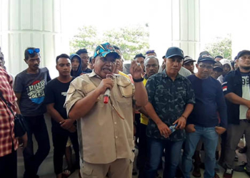 Ratusan nelayan yang tergabung dalam Asosiasi Nelayan Gorontalo (ANG) menggelar unjuk rasa di gedung DPRD Provinsi Gorontalo, Senin (25/7/2022). Dalam unjuk rasa itu ANG meminta anggota DPRD untuk memperhatikan nasib para nelayan yang saat ini merasa kesulitan dengan sejumlah aturan pemerintah.Foto : Lukman Polimengo/mimoza.tv.
