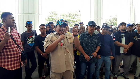 Ratusan nelayan yang tergabung dalam Asosiasi Nelayan Gorontalo (ANG) menggelar unjuk rasa di gedung DPRD Provinsi Gorontalo, Senin (25/7/2022). Dalam unjuk rasa itu ANG meminta anggota DPRD untuk memperhatikan nasib para nelayan yang saat ini merasa kesulitan dengan sejumlah aturan pemerintah.Foto : Lukman Polimengo/mimoza.tv.