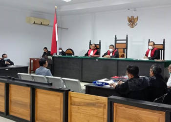 Dr. Agus Riwanto SH. CLA saat menberikan keterangan sebagai saksi ahli dalam sidang pencemaran nama baik yang digelar di Pengadilan TIPIKOR dan Hubungan Industrial Gorontalo, Selasa (20/7/2022). Foto : Lukman Polimengo/mimoza.tv.
