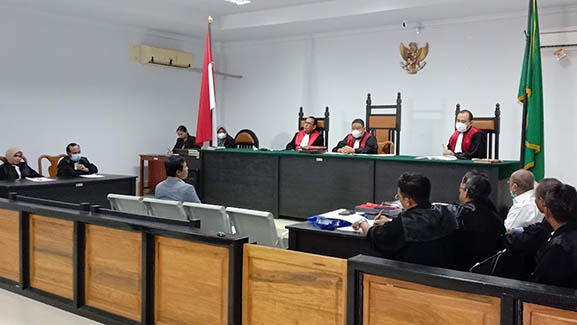 Dr. Agus Riwanto SH. CLA saat menberikan keterangan sebagai saksi ahli dalam sidang pencemaran nama baik yang digelar di Pengadilan TIPIKOR dan Hubungan Industrial Gorontalo, Selasa (20/7/2022). Foto : Lukman Polimengo/mimoza.tv.