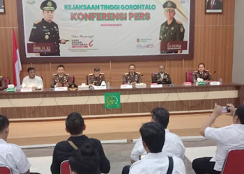 Hari Bhakti Adhyaksa (HBA) ke 62 tahun 2022, Kejaksaan Tinggi Gorontalo merilis perkembangan sejumlah perkara tindak pidana korupsi (Tipikor) maupun pidana umum yang saat ini masih di tangani. Dalam konferensi pers bersama awak media, beberapa perkara itu disampaikan langsung oleh Kepala Kejaksaan Tinggi (Kajati) Gorontalo, Haruna., SH, MH, yang turut didampingi oleh Wakajati, Sila Pulungan bersama para Asisten, Jumat (22/7/2022). Foto : Lukman Polimengo/mimoza.tv.