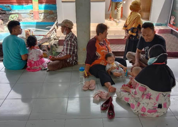 KANGEN-KANGENAN : Beberqapa warga tengah bercengkerama dengan keluarga mereka yang saat ini menjadi warga binaan dii Lapas Kelas IIA Gorontalo, lewat program kunjungan tatam muka, Kamis (7/7/2022). Foto: Lukman Polimengo/mimoza.tv.