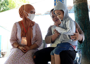 LEPAS RINDU : Seorang warga binaan di Lapas Kelas IIA Gorontalo ketika menerima kunjungan tatap muka dari keluarganya. Foto : Humas Lapas Gorontalo.