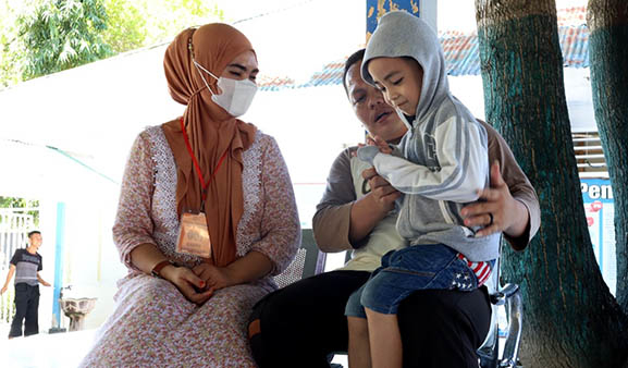 LEPAS RINDU : Seorang warga binaan di Lapas Kelas IIA Gorontalo ketika menerima kunjungan tatap muka dari keluarganya. Foto : Humas Lapas Gorontalo.
