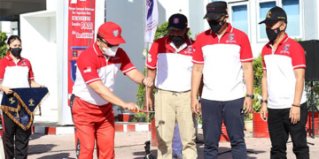 Kepala Kantor Wilayah Kantor Wilayah Kementerian Hukum Dan Ham Gorontalo, Heni Susila Wardoyo (topi merah), saat membuka  kegiatan olahraga dan pencanangan bulan disiplin dalam rangka menyemarakkan peringatan Hari Dharma Karya Dhika (HDKD) ke- 77 Tahun 2022 di lingkungan Kanwil Kemenkumham Gorontalo, Jumat (22/07/2022). Foto: Humas Kanwil Kemenkumham.