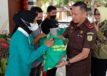 Kepala Kejati Gorontalo, Haruna SH. MH didampingi Ketua IAD Wilayah Gorontalo Ny. Wardiah Haruna, saat menyerahkan bantuan paket sembako dalam kegiatan bakti sosial yang berlangsung di Pendopo Kejati Gorontalo, Kamis (14/7/2022). Foto : Lukman Polimengo/mimoza.tv.