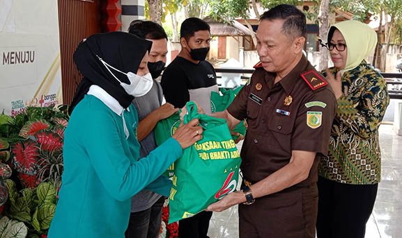 Kepala Kejati Gorontalo, Haruna SH. MH didampingi Ketua IAD Wilayah Gorontalo Ny. Wardiah Haruna, saat menyerahkan bantuan paket sembako dalam kegiatan bakti sosial yang berlangsung di Pendopo Kejati Gorontalo, Kamis (14/7/2022). Foto : Lukman Polimengo/mimoza.tv.