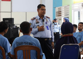 Kepala Divisi Pemasyarakatan (Kadivpas) Kemenkumham Kanwil Gorontalo Bagus Kurniawan saat memberikan materi motivasi dalam kegiatan di Program Family Support Group. Foto; Humas Lapas Gorontalo.