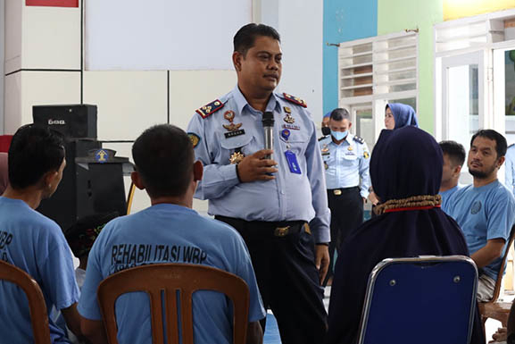 Kepala Divisi Pemasyarakatan (Kadivpas) Kemenkumham Kanwil Gorontalo Bagus Kurniawan saat memberikan materi motivasi dalam kegiatan di Program Family Support Group. Foto; Humas Lapas Gorontalo.