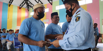 Penyerahan sertifikat pada kegiatan Program Rehabilitasi Sosial Pemasyarakatan Tahap I Tahun 2022 yang dilaksanakan di Lapas Kelas IIA Gorontalo resmi di tutup, Senin (25/7/2022). Dokumentasi Lapas.