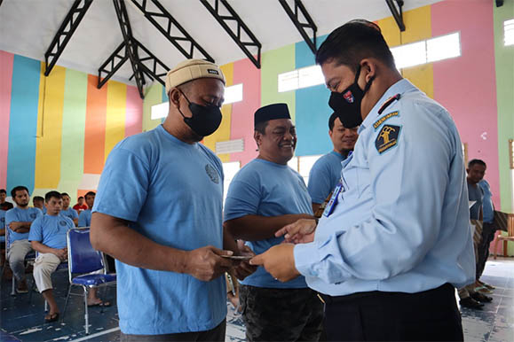 Penyerahan sertifikat pada kegiatan Program Rehabilitasi Sosial Pemasyarakatan Tahap I Tahun 2022 yang dilaksanakan di Lapas Kelas IIA Gorontalo resmi di tutup, Senin (25/7/2022). Dokumentasi Lapas.