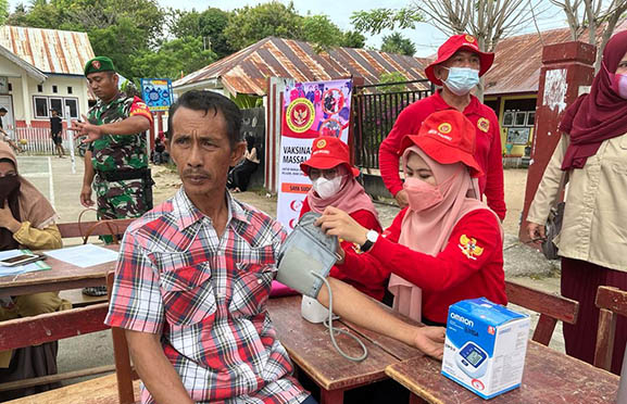 Upaya Badan Intelijen Negara (BINDA) Gorontalo dalam menyukseskan program pemerintah dalam hal vaksinasi hingga saat ini terus dilakukan. Terkini, BINDA Gorontalo menggelar vaksinasi dosis ke tiga atau boster di Ponelo Kepulauan, Kabupaten Gorontalo Utara, Selasa, (5/72022).