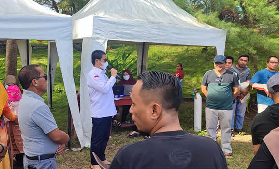 Penjabat Gubernur Gorontalo Hamka Hendra Noer (kemeja putih) saat memberikan sambutan pada kegiatan vaksinasi dan imunisasi di Desa Mutiara Laut, Kecamatan Tomilito, Kabupaten Gorontalo Utara, Sabtu (16/7/2022). FOTO: Binda Gorontalo.