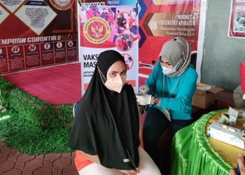 Mendukung kebijakan Direktur Jenderal Pemasyarakatan (Dirjenpas) dalam hal penyesuaian mekanisme terhadap layanan kunjungan secara tatap muka, Badan Intelijen Negara (BINDA) Gorontalo mengadakan vaksinasi, yang digelar di Lembaga Pemasyarakatan (Lapas) Perempuan Gorontalo, Jumat (8/7/2022).