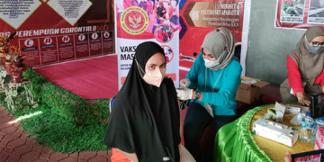 Mendukung kebijakan Direktur Jenderal Pemasyarakatan (Dirjenpas) dalam hal penyesuaian mekanisme terhadap layanan kunjungan secara tatap muka, Badan Intelijen Negara (BINDA) Gorontalo mengadakan vaksinasi, yang digelar di Lembaga Pemasyarakatan (Lapas) Perempuan Gorontalo, Jumat (8/7/2022).