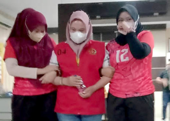 Kejaksaan Negeri (Kejari) Kota Gorontalo akhirnya menetapkan YL(tengah) sebagai tersangka dalam dugaan tindak pidana korupsi pembangunan pengembangan Pasar Gungingi, Kota Gorontalo tahun anggaran 2015, Jumat 29/7/2022). Foto : Lukman Polimengo/mimoza.tv.