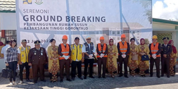 Foto bersama usai peletakan batu pertama pembangunan rumah susun bagi pegawai Kejaksaan Tinggi Gorontalo, Jumat (22/7/2022). Foto : Lukman Polimengo.