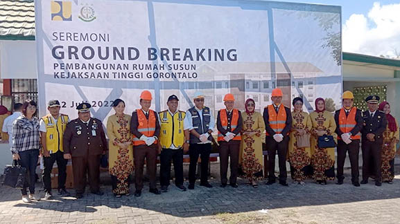 Foto bersama usai peletakan batu pertama pembangunan rumah susun bagi pegawai Kejaksaan Tinggi Gorontalo, Jumat (22/7/2022). Foto : Lukman Polimengo.