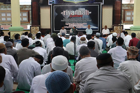 Momentum peringatan Tahun Baru Islam 1 Muharam 1444 Hijriyah, Lapas Kelas IIA Gorontalo mengelar kegiatan Dzikir Akbar yang digelar di Selasar Pondopo Masjid At-Taubah, Sabtu,(30/7/2022).Foto : Humas Lapas Gorontalo.