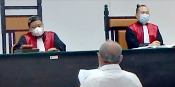 PEMBELAAN : Anggota DPRD Provinsi Gorontalo Adhan Dambea (kemeja putih) saat membacakan pledoi atau nota pembelaan, di Pengadilan TIPIKOR dan Hubungan Industrial Gorontalo, Rabu (10/8/2022). Foto : Lukman Polimengo/mimoza.tv.
