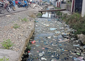 Proyek pengerjaan drainase atau saluran air yang ada di kiri dan kanan Jalan DI Panjaitan, Kota Gorontalo. Foto : Lukman Polimengo/mimoza.tv.