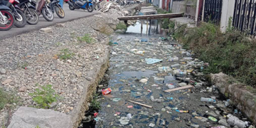 Proyek pengerjaan drainase atau saluran air yang ada di kiri dan kanan Jalan DI Panjaitan, Kota Gorontalo. Foto : Lukman Polimengo/mimoza.tv.