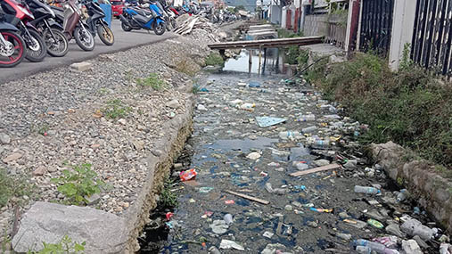 Proyek pengerjaan drainase atau saluran air yang ada di kiri dan kanan Jalan DI Panjaitan, Kota Gorontalo. Foto : Lukman Polimengo/mimoza.tv.