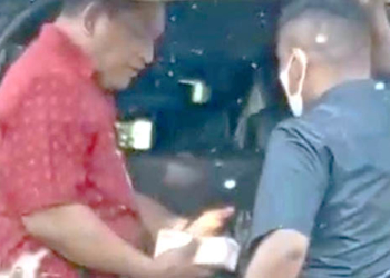 Tangkapan layar video seorang oknum pejabat di lingkup Pemda setempat yang diduga menyerahkan sejumlah uang ke ajudan bupati.
