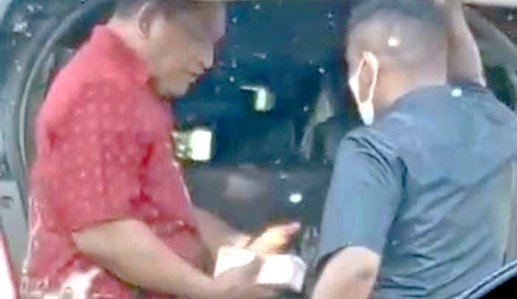 Tangkapan layar video seorang oknum pejabat di lingkup Pemda setempat yang diduga menyerahkan sejumlah uang ke ajudan bupati.