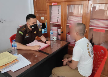 Setelah melalui proses, penyidik di Polres Pohuwato akhirnya menyerahkan tersangka berinisial SS, tersangka kasus investasi illegal kepada Jaksa Penuntut Umum (JPU) dalam perkara tindak pidana menghimpun dana dari masyarakat dalam bentuk simpanan tanpa izin dari pimpinan Bank Indonesia atau tindak pidana penipuan atau penggelapan, Senin (8/8/2022).