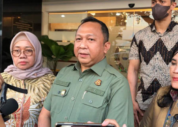 Kepala Pusat Pemerangan Hukum Kejaksaan Agung, Ketut Sumedana, saat memberikan keterangan pers soal pelimpahan berkas perkara Ferdy Sambo CS, terkangka kasus terbunuhnya Brigadir Yosua Hutabarat. Foto : Penkum Kejagung.