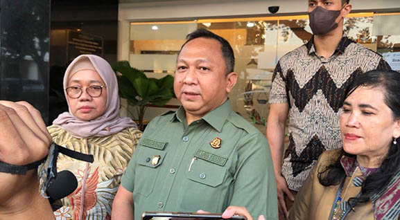 Kepala Pusat Pemerangan Hukum Kejaksaan Agung, Ketut Sumedana, saat memberikan keterangan pers soal pelimpahan berkas perkara Ferdy Sambo CS, terkangka kasus terbunuhnya Brigadir Yosua Hutabarat. Foto : Penkum Kejagung.