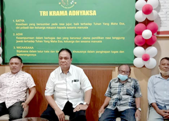 Tokoh masyarakat Bone Bolango, Niko Ilahude (kemeja putih) bersama Ketua LSM JAMAN Provinsi Gorontalo Frankymax Kadir (kemeja puti motif kembang) bersama warga, saat mendatangi Kejaksaan Tinggi Gorontalo, Senin (29/8/2022). Foto : Lukman Polimengo/mimoza.tv.