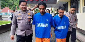 Dua tersangka penganiayaan terhadap seorang ojek online di Gorontalo. Foto: Safril Rahman/mimoza.tv.