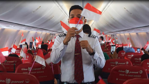 Suasana perayaan Peringatan HUT Kemerdekaan RI dalam kabin pesawat milik maskapai penerbangan Lion Air. Foto : Crew Lion Air.