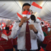 Suasana perayaan Peringatan HUT Kemerdekaan RI dalam kabin pesawat milik maskapai penerbangan Lion Air. Foto : Crew Lion Air.