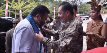 Wakil Ketua DPR RI, Rachmat Gobel saat disambut oleh Sekretaris Daerah Kabupaten Sambas Ferry Madagaskar di kantor PLBN Aruk, Kalimantan Barat, Jumat (12/8/2022). Foto : Istimewa.