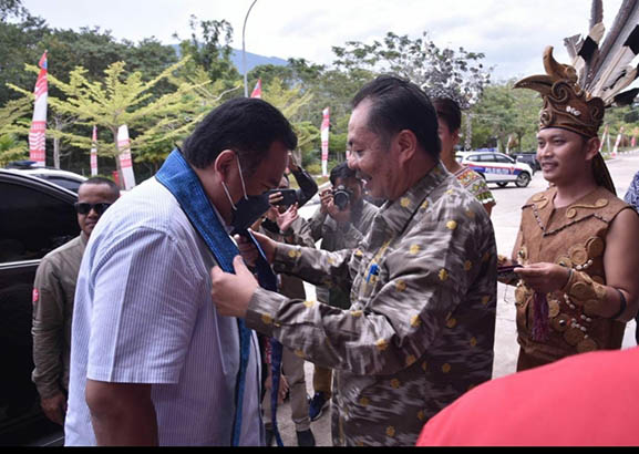 Wakil Ketua DPR RI, Rachmat Gobel saat disambut oleh Sekretaris Daerah Kabupaten Sambas Ferry Madagaskar di kantor PLBN Aruk, Kalimantan Barat, Jumat (12/8/2022). Foto : Istimewa.