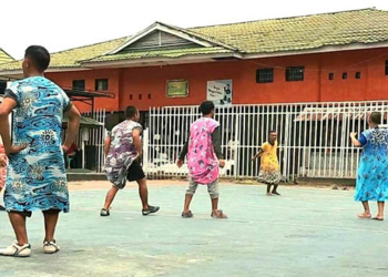 Warga binaan pemasyarakatan di Lapas Kelas II A Gorontalo saat ikut meramaikan pertandingan sepak Bola Dangdut.