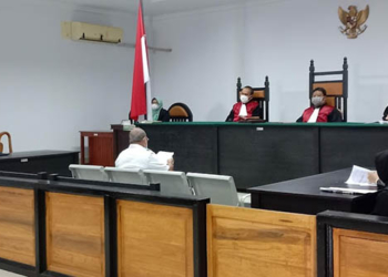 Anggota DPRD Provinsi Gorontalo, Adhan Dambea selaku terdakwa dalam kasus pencemaran nama baik, saat membacakan duplik dihadapan majelis hakim di PN TIPIKOR dan Hubungan Industrial Gorontalo, Rabu (24/8/2022). Foto : Lukman Polimengo/mimoza.tv.