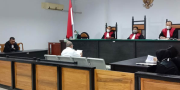 Anggota DPRD Provinsi Gorontalo, Adhan Dambea selaku terdakwa dalam kasus pencemaran nama baik, saat membacakan duplik dihadapan majelis hakim di PN TIPIKOR dan Hubungan Industrial Gorontalo, Rabu (24/8/2022). Foto : Lukman Polimengo/mimoza.tv.