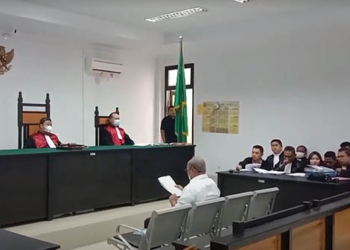 Sidang pencemaran nama baik antara mantan Gubernur Gorontalo Rusli Habibie dengan Anggota DPRD Provinsi Gorontalo Adhan Dambea kembali dilanjutkan di Pengadilan TIPIKOR dan Hubungan Industrial Gorontalo, dengan agenda sidang, mendengarkan nota pembelaan atau pledoi dari terdakwa Adhan Dambea, Rabu (10/8/2022). Foto ; Lukman Polimengo.