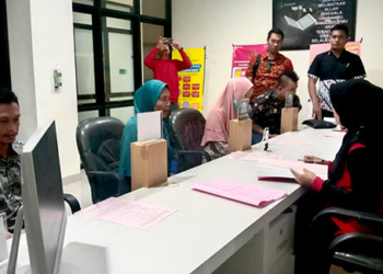 Tiga tersangka kasus tewasnya ASK, seorang anak perempuan berusia lima tahun, saat tiba di Kejaksaan Negeri Kota Gorontalo, Jumat (19/8/2022). Foto : Kejari Kota Gorontalo.