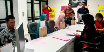 Tiga tersangka kasus tewasnya ASK, seorang anak perempuan berusia lima tahun, saat tiba di Kejaksaan Negeri Kota Gorontalo, Jumat (19/8/2022). Foto : Kejari Kota Gorontalo.