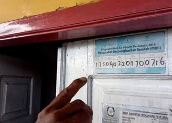 Stiker Program Hibah Air Minum Perkotaan 2018 Masyarakat berpenghasilan Rendah (MBR) yang terpasang di salah satu warga di Desa Bongohulawa, Kecamatan Tilongkabila, Kabupaten Bone Bolango. Foto : Kukman Polimengo/mimoza.tv.