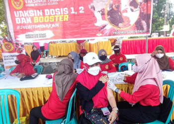 Dalam rangka peringatan HUT Kemerdekaan RI ke 77, Badan Intelijen Negara Daerah (Binda) bersama Pemerintah Provinsi Gorontalo mengadakan vaksinasi massal dosis pertama, Dosis ke dua dan dosis boster, yang digelar di Lapangan Taruna Remaja, Kota Gorontalo, Minggu (7/8/2022).