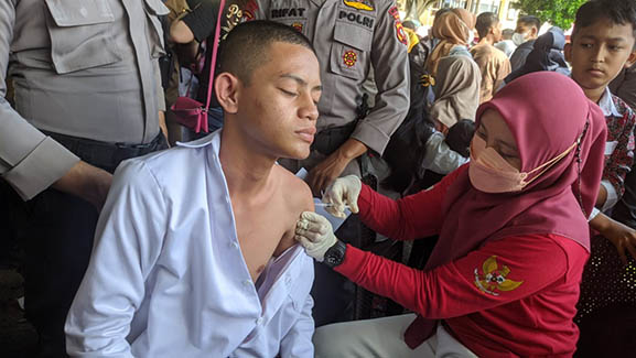 Polda Gorontalo Bersama dengan Polres jajarannya secara serentak menggelar Gebyar Vaksinasi Massal Covid-19, Selasa (9/8/2022). Kegiatan tersebut dilaksanakan, dan bekerja sama dengan berbagai pihak, dalam rangka memperingati HUT Kemerdekaan RI ke 77.